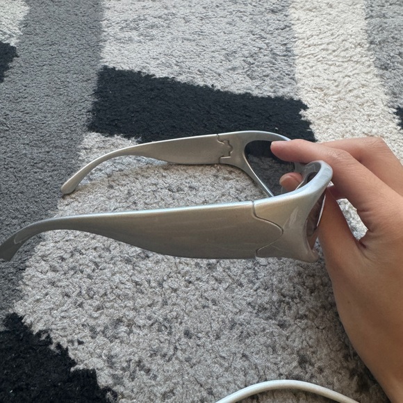 Silver wrap around sunglasses. Plastic frames - Picture 2 of 3